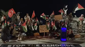 Kuşadası'nda Filistin Platformu'ndan Gazze'ye Destek Gösterisi