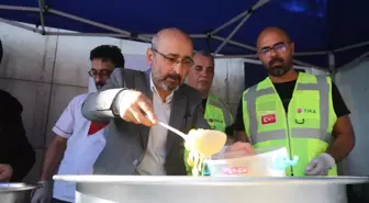 Bağdat'ta Yunus Emre Kültür Merkezi aşure dağıttı