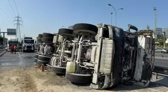 Bahçelievler'de Beton Mikserinin Devrilmesi Trafik Yoğunluğu Oluşturdu