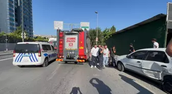 Bahçelievler'de Kontrolden Çıkan Araç Park Halindeki Araca Çarptı, 1 Yaralı
