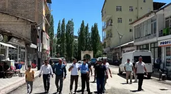Bahçesaray Kaymakamı Asfaltlama ve Kanalizasyon Çalışmalarını Denetledi
