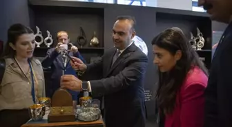 Bakan Kacır, Türkevi'nde 'Anadoludakiler' sergisini gezdi Açıklaması