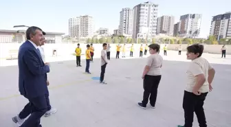 Bakan Tekin, Gaziantep'te bir okula sürpriz ziyaret gerçekleştirdi