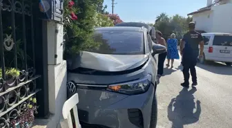 Ayvalık'ta Otomobil Evin Duvarına Çarptı, Sürücü Yaralandı