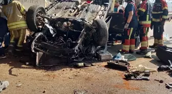 Balıkesir'de Otomobil Bariyerlere Çarptı: 2 Yaralı