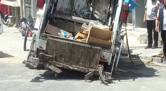 Balıkesir'de Çöken Yolda Mahsur Kalan Çöp Kamyonu Kurtarıldı