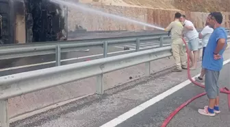 Balıkesir'de Zift Yüklü Kamyon Devrildi, Ulaşım Aksadı