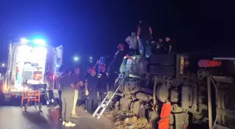 Balıkesir'de Devrilen Tırın Sürücüsü Yaralandı