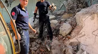 Edremit'te Sıkışan Kedi İtfaiye Ekiplerince Kurtarıldı