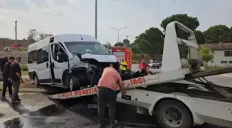 Balıkesir'de İşçi Servisi ile Hafif Ticari Araç Çarpıştı: 4 Yaralı