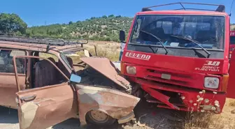 Balıkesir'de Otomobil ve Kamyonet Çarpıştı: 6 Yaralı