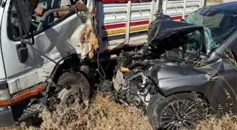 Balıkesir'de Otomobil ve Kamyonet Çarpıştı: 2 Yaralı