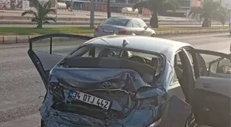 Edremit'te Tır, Kırmızı Işıkta Bekleyen Otomobile Çarptı: Sürücü Yaralı