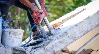 Sındırgı'daki Depremde Yıkılan Binanın Enkazında İnceleme Başlatıldı