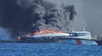 Erdek Açıklarında Lüks Yat Yangını