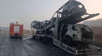 Hasankeyf'te Araç Taşıyan Tırda Yangın: 5 Otomobil Kül Oldu