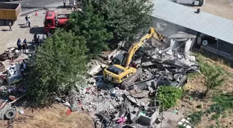 Batman Belediyesi Kaçak Yapıları Yıkmaya Devam Ediyor