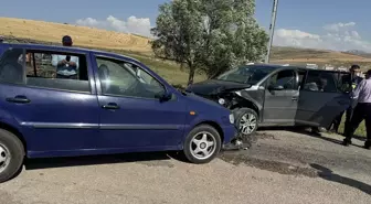 Bayburt'ta İki Otomobil Çarpıştı: 4 Yaralı