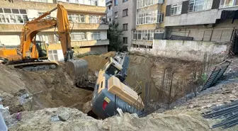 Bayrampaşa'da İnşaat Alanında İş Makinesi Devrildi