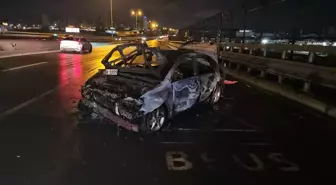 Bayrampaşa'da Bariyerlere Çarpan Otomobil Yandı, Sürücü Yaralı