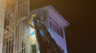 Beyoğlu'nda eğlence mekanının çatısında çıkan yangın söndürüldü