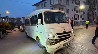 Bilecik'te Minibüs ve Otomobil Çarpıştı: Kaldırımdaki Yaya Yaralandı