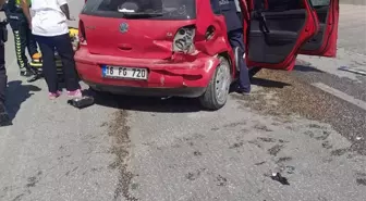 Bilecik'te Refüje Çarpan Otomobilde Yolcu Yaralandı