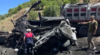 Bingöl'de Demir Tozu Taşıyan Tır Devrildi, Sürücü Hayatını Kaybetti