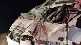Bingöl'de Devri Tır Kazasında Sürücü Ağır Yaralandı