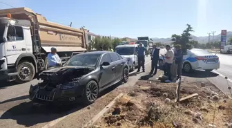 Bingöl'de Otomobil ve Kamyonet Çarpıştı: 1 Yaralı