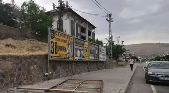 Bingöl'de Şiddetli Rüzgar Reklam Panosunu Devrildi, Bir Kişi Yaralandı