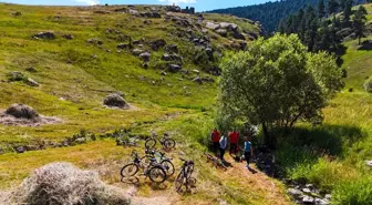 Bisikletçiler 30 Ağustos Zafer Bayramı'nda Kalecik Kalesi'ne Pedal Çevirdi