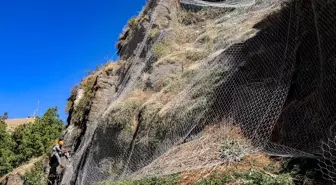 Bitlis'te Kaya Düşme Riskine Karşı Yamaçlara Çelik Ağ Örüldü