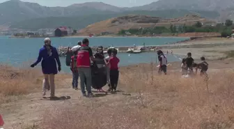Çocuklar Van Gölü Sahilini Temizledi