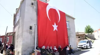 Bitlisli şehit sözleşmeli erler Yeşildemir ve Uyanık'ın ailelerine şehadet haberi verildi