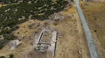 Blaundos Antik Kenti'nde Kuzey Tapınağı Gün Yüzüne Çıkıyor
