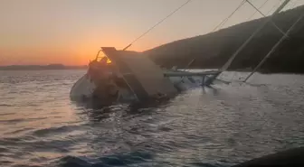 Bodrum'da Yelkenli Tekne Kayalıklara Çarptı, 5 Kişi Kurtarıldı