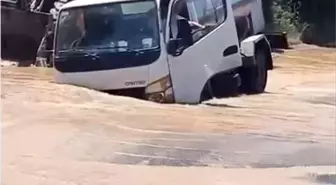Bodrum'da Su Hattı Patladı, Su Tankeri Çukura Düştü