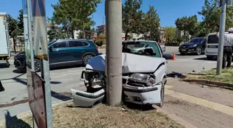 Boyabat'ta Aydınlatma Direğine Çarpan Otomobilde 1 Yaralı