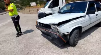 Boyabat'ta Otomobil İstinad Duvarına Çarptı: Sürücü Yaralandı