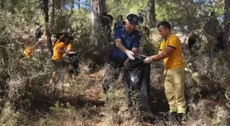 Mersin'de Öğrenciler Ormanlık Alanı Temizledi