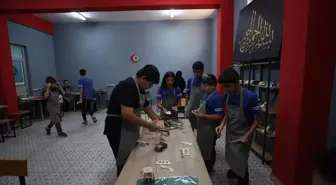 Antalya'daki İmam Hatip Ortaokulu'nda Öğrenciler Hayat Becerileri ve Sanat Öğreniyor