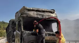 Burdur'da Yangın Çıkan Tır Kullanılamaz Hale Geldi