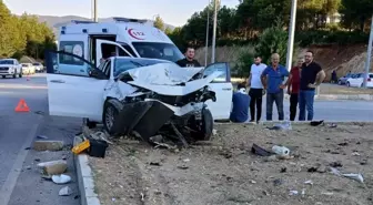Burdur'da Trafik Kazası: İki Kişi Yaralandı