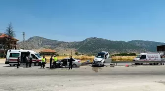 Burdur'da İki Otomobil Çarpıştı: 5 Yaralı
