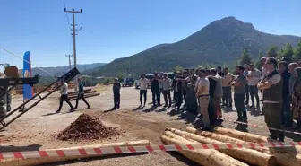 Bucak'ta Orman İşçisine Kabuk Soyma Makinesi Teslim Edildi