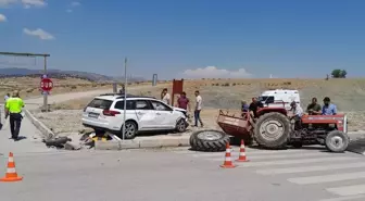 Burdur'da Otomobil ve Traktör Çarpıştı: 6 Yaralı