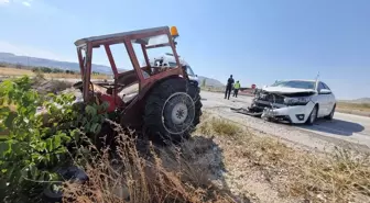 Burdur'da Traktör ile Otomobil Çarpıştı: 5 Yaralı