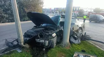 Aydınlatma Direğine Çarpan Otomobilin Sürücüsü Yaralandı
