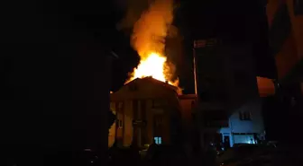 Bursa'da 5 Katlı Binanın Çatısında Yangın